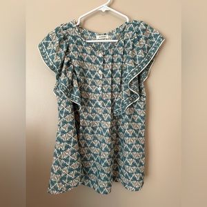 Like new women’s size Large Max Studio flutter sleeve blouse.